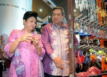 Ibu negara Ani Yudhoyono bersama Presiden Susilo Bambang Yudhoyono mengunjungi stand pameran saat Gerakan Kewirausahaan Nasional 2012 di Smesco, Jakarta, Kamis (8/3). (Republika/Wihdan Hidayat)