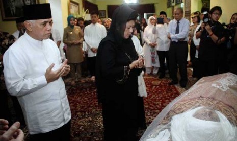  Ibu Negara Ani Yudhoyono (kanan), didampingi Menko Perekonomian Hatta Radjasa berdoa di depan jenazah saat melayat di rumah duka di Bintaro Sektor 7, Tangerang Selatan, Rabu (20/2). 