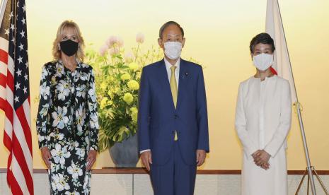 Ibu Negara AS Jill Biden berfoto bersama Perdana Menteri Jepang Yoshihide Suga dan istrinya Mariko di Tokyo, Kamis, 22 Juli 2021. 