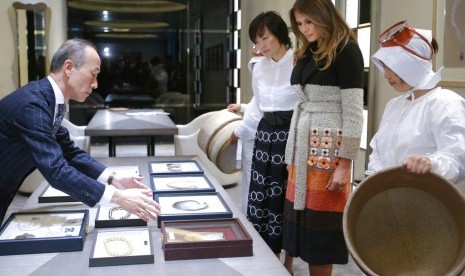 Ibu Negara AS Melania Trump (kiri) ditemani istri PM Jepang Akie Abe saat melihat mutiara di toko Mikimoto Ginza, Tokyo, Jepang.