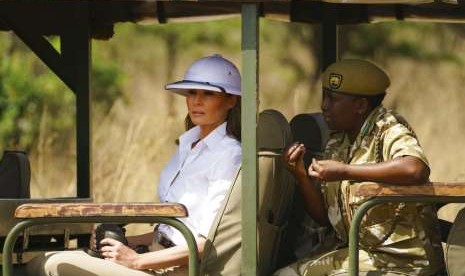 Ibu Negara AS, Melania Trump, mengenakan helm pith saat kunjungan ke salah satu negara Afrika.