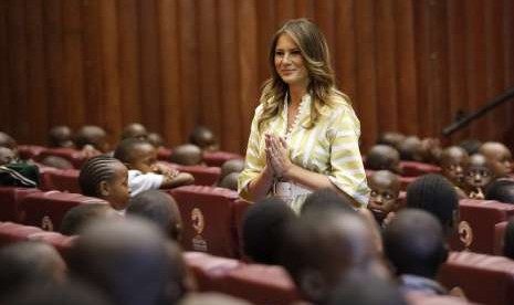 Ibu Negara AS, Melania Trump menyapa anak-anak Kenya saat dia meninggalkan Teater Nasional Kenya di Nairobi, Kenya, (5/10). 