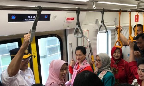 Ibu Negara Iriana bersama Menteri Perhubungan Budi Karya Sumadi melakukan kunjungan uji coba MRT dari Bunderan HI menuju Lebak Bulus, Senin (18/3).