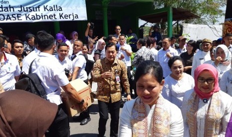 Ibu Negara Iriana Joko Widodo bersama Mufidah Jusuf Kalla saat mengunjungi Pos PAUD Putra Pertiwi di Rejosari RT 02/RW 13 Gilingan, Kecamatan Banjarsari, Solo, Kamis (5/9).