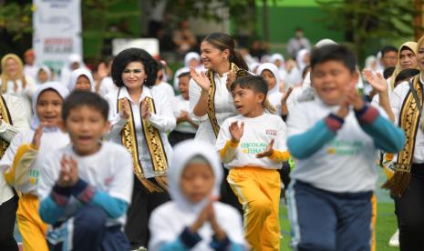 Ibu Negara Iriana Joko Widodo dan Ketua Bidang 1 Organisasi Aksi Solidaritas Era Kabinet Indonesia Maju (OASE KIM) Franka Makarim, bermain permainan tradisional bersama pelajar Sekolah Dasar di SD Negeri 2 Rawa Laut, Kota Bandar Lampung, pada Rabu (8/3/2023).