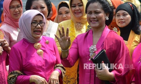 (Ilustrasi) Ibu Negara Iriana Joko Widodo (kanan) bersama Ibu Wakil Presiden Mufidah Jusuf Kalla menghadiri peringatan Hari Kartini di Istana Bogor, Jawa Barat, Sabtu (21/4).