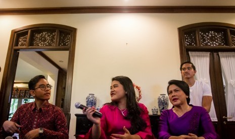 Ibu Negara Iriana Joko Widodo (kanan depan) didampingi ketiga anaknya yaitu Kaesang Pangarep (belakang), Kahiyang Ayu (kedua kiri) dan Gibran Rakabumi Raka (kiri) memberikan keterangan pers terkait pernikahan anaknya di kediaman pribadi, Sumber, Solo, Jawa Tengah, Minggu (17/9). 