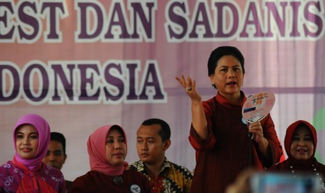 Ibu Negara Iriana Joko Widodo (kanan)