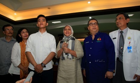 Ibu Negara, Iriana Joko Widodo (ketiga kanan) didampingi Putra sulung Presiden Joko Widodo, Gibran Rakabuming Raka (ketiga kiri) serta tim dokter Rumah Sakit PKU Muhammadiyah Solo memberikan keterangan pers mengenai kelahiran cucu pertama keluarga Presiden