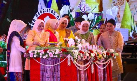 Ibu Negara Iriana Joko Widodo memotong nasi tumpeng menandai peringatan HUT Dewan Kerajinan Nasional (Dekranas) ke-43 di Santika Premiere Dyandra Hotel & Convention Medan, Sumatra Utara, Selasa (16/5/2023).