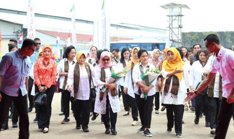 Ibu Negara Iriana Joko Widodo menghadiri kegiatan tes IVA gratis untuk ribuan pekerja perempuan yang digelar Kemenaker bekerja sama  dengan OASE di Rancaekek Bandung.