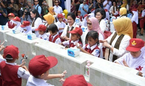  Ibu Negara Iriana Joko Widodo meninjauan SDN Tanjungsiang dan SDN Pangsor, Kabupaten Sumedang, Kamis (7/2). 