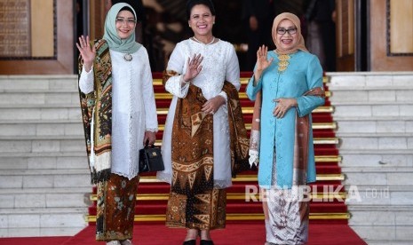 Ibu Negara Iriana Joko Widodo (tengah) bersama Ibu Mufidah Jusuf Kalla (kanan) dan Ibu Wuri Estu Handayani Ma'ruf Amin berfoto bersama sebelum mengikuti upacara pelantikan presiden dan wapres periode 2019-2024 di Gedung Nusantara, kompleks Parlemen, Senayan, Jakarta, Ahad (20/10/2019). 