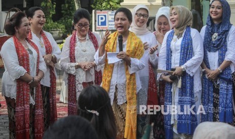 Ibu Negara Iriana Joko Widodo (tengah) memberikan sambutan saat menghadiri acara peringatan Sewindu Himpunan Ratna Busana di Batik Danar Hadi, Solo, Jawa Tengah, Ahad (21/4/2019).