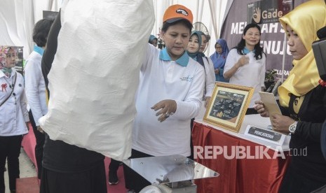 Ibu Negara Iriana Joko Widodo (tengah) meninjau Bank Sampah Cenderawasih pada acara gerakan Indonesia Bersih bersama Organisasi Aksi Solidaritas Era Kabinet Kerja (OASE KK) di Babelan, Kabupaten Bekasi, Jawa Barat, Senin (16/9/2019). 