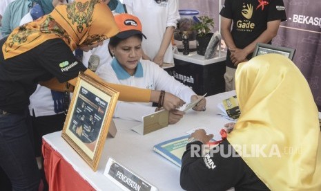 Ibu Negara Iriana Joko Widodo (tengah) meninjau Bank Sampah Cenderawasih pada acara gerakan Indonesia Bersih bersama Organisasi Aksi Solidaritas Era Kabinet Kerja (OASE KK) di Babelan, Kabupaten Bekasi, Jawa Barat, Senin (16/9/2019). 