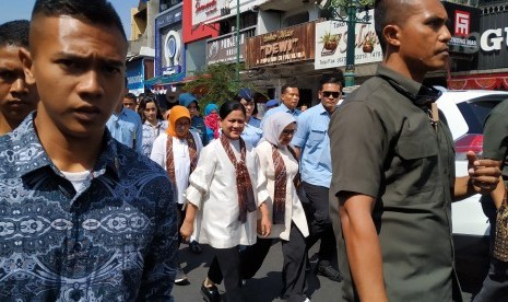  Ibu Negara Iriana Jokowi dan Istri Wakil Presiden Jusuf  Kalla, Mufidah Jusuf Kalla mengunjungi kawasan Malioboro yakni Pasar  Beringharjo, Jumat (6/9). 