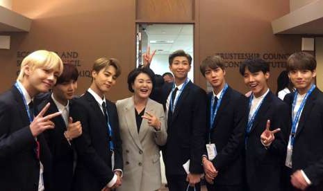 Ibu Negara Korea Selatan Kim Jung Sook berpose bersama boyband BTS di markas besar PBB, New York, Selasa (25/9).