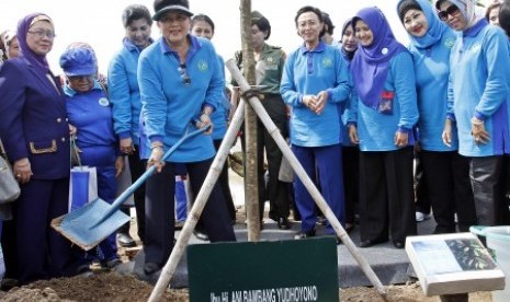 Ibu Negara Ny Ani Yudhoyono (keempat kiri) pada puncak acara Gerakan Perempuan Tanam dan Pelihara (GPTP) tahun 2012 di Kanal Banjir Timur, Duren Sawit, Jakarta Timur, Sabtu (1/12).