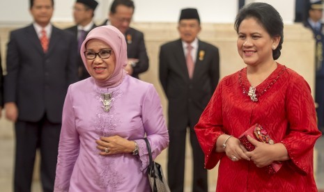 Ibu Negara Ny. Iriana Joko Widodo (kanan) dan Ibu Mufidah Jusuf Kalla (kiri).