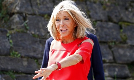 Ibu negara Prancis Brigitte Macron menyambut para istri pemimpin dunia di acara terpisah saat Konferensi Tingkat Tinggi G-7 di Biarritz, Prancis, Ahad (25/8).