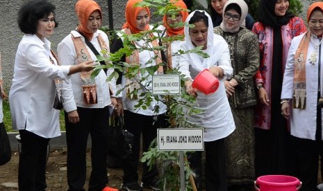 Ibu Negara RI, Iriana Jokowi dan Ibu Mufidah Yusuf Kalla bersama Tim Organisasi Aksi Solidaritas Era Kabinet Kerja (OASE KK) melakukan kunjungan kerja ke Kabupaten Banyuwangi, Senin (28/1).