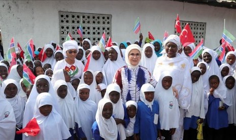 Ibu negara Turki, Emine Erdogan, meresmikan masjid desa yang telah diperbarui dan sebuah sekolah di Gambia, Afrika Barat, Senin (27/1). 