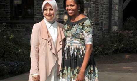 Ibu negara Turki Hayrünnisa Gül bersama Ibu negara AS Michelle Obama (ilustrasi)