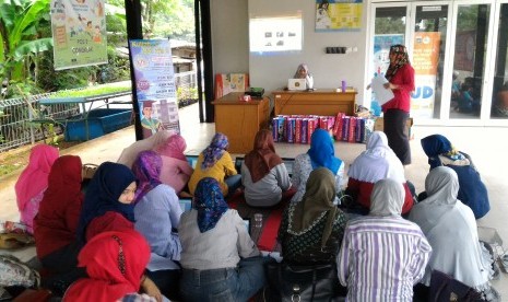 Ibu PKK RPTRA Bhinneka serius mendengarkan materi pelatihan yang disampaikan oleh tutor.