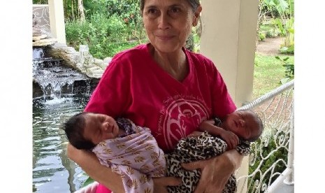 Ibu Robin bersama dua bayi yang baru lahir di Klinik Bumi Sehat, Ubud, Bali.