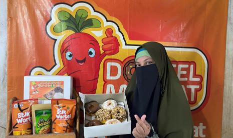 Ibu rumah tangga inspiratif asal Balikpapan, Cut Nuraini, merupakan nasabah binaan PNM Mekaar, pengusaha ultra mikro yang berhasil mengantongi sertifikat halal, memiliki variasi produk usaha dan mendapat omzet jutaan rupiah perbulan.