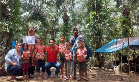 Ibu Sarifah dan murid-muridnya di Pulau Lae-lae, Makassar.