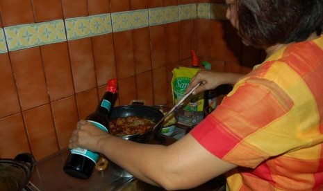 Ibu Sedang Memasak Didapur (ilustrasi).