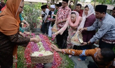 Ibu Sinta Nuriyah didampingi keluarga menyambangi makam Abdurrahman Wahid di komplek pemakaman keluarga di kawasan Ponpes Tebuireng, Jombang, Jatim, Selasa (4/8). 