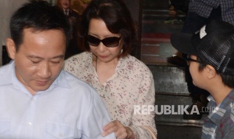 Ibu tersangka Jessica Kumala Wongso, Imelda usai menjenguk di gedung Direktorat Reserse Kriminal Umum Polda Metro Jaya, Jakarta, Senin (1/2). Kedua orangtua Jessica Kumala Wongso depresi menghadapi kasus yang melibatkan putrinya dalam kasus dugaan pembunuh