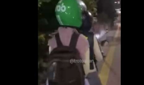 Ibu yang diduga pengendara daring melakukan pemukulan kepada pejalan kaki