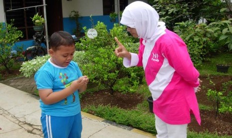 Ibu yang sedang memarahi anak laki lakinya (ilustrasi).