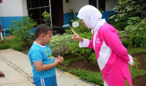 Amarah kerap menyerang siapapun dan sangat membahayakan. Ibu yang sedang memarahi anak laki lakinya (ilustrasi).