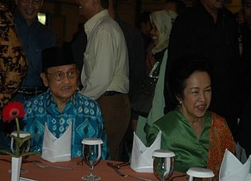 Ibu Ainun Habibie bersama mantan presiden BJ Habibie