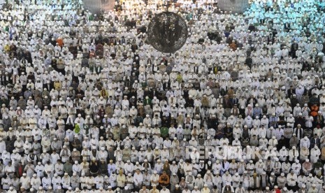 Ribuan peserta aksi 112 (12 Februari 2017) mengikuti Shalat Subuh Berjamaah di Masjid Istiqlal, Jakarta, Sabtu (11/2). 