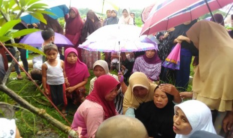 Ibunda almarhum Ilham, Syafa'ah, tak kuasa menahan tangis saat prosesi pemakaman anaknya di Pemakaman Umum Pringgasela, Lombok Timur, NTB, Rabu (25/1).