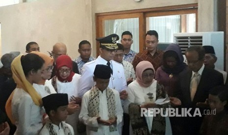 Ibunda Anies Baswedan, Aliyah Rasyid memimpin doa di kediaman, di Jalan Lebak Bulus II Dalam, Cilandak, Jakarta Selatan, sebelum Anies berangkat ke pelantikan di Istana Negara, Senin (11/10).