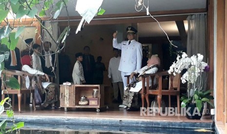 Ibunda Anies Baswedan, Aliyah Rasyid memimpin doa di kediaman, di Jalan Lebak Bulus II Dalam, Cilandak, Jakarta Selatan, sebelum Anies berangkat ke pelantikan di Istana Negara, Senin (11/10).