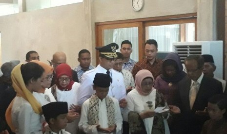 Ibunda Anies tengah memimpi doa sebelum menuju Masjid SUnda Kelapa Jakarta. 