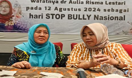 Ibunda Aulia Risma Lestari, Nuzmatun Malinah (kiri), memberikan keterangan kepada media terkait kasus kematian putrinya di PO Hotel, Semarang, Jawa Tengah, Rabu (18/9/2024) malam.