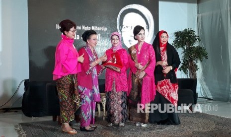  Ibunda Presiden Joko Widodo Sudjiatmi Notomihardjo (kanan kerudung pink)  menerima Penghargaan Perempuan Tangguh Award 2018 dari pemilik Mustika  Ratu Mooryati  Soedibyo, di Jakarta, Sabtu (22/12). 