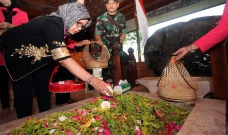 Ibunda Presiden Joko Widodo Sujiatmi Notomiharjo (kiri) didampingi Komandan Kodim 0808/Blitar Letkol Inf Kris Bianto (kanan) menabur bunga di pusara Makam Presiden Soekarno saat berziarah di Makam Presiden Soekarno di Blitar, Jawa Timur, Sabtu (14/4). Selain berkunjung ke Perpustakaan Nasional Bung Karno, Ibunda Jokowi juga mengunjungi Museum Istana Gebang, serta berziarah ke Makam Presiden Soekarno. 