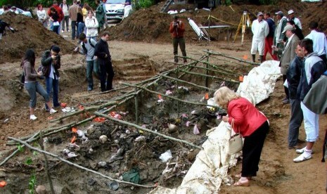 Identifikasi jenazah pembantaian Muslim Bosnia.