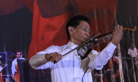 Idris Sardi plays his violin. (file photo)