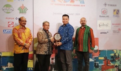 IGA Awards 2019 diserahkan kepada Unit Manager Communication, Relation & CSR Pertamina RU VI Eko Kristiawan oleh Dirjen Pengendalian Pencemaran dan Kerusakan Lingkungan (PPKL) Kementerian Lingkungan Hidup dan Kehutanan, Chairman School of CSR La Tofi.